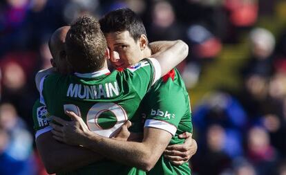 Muniain se abraza con Aduriz.