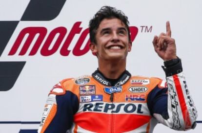 M&aacute;rquez dedica su victoria a Bernat Mart&iacute;nez y Dani Rivas.