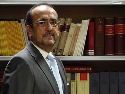 Javier Borrego, en la biblioteca del edificio de Justicia, donde trabaja, en una imagen tomada el miércoles.