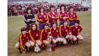 El primer once inicial de la selección española oficial posa el 5 de febrero de 1983 antes del partido ante Portugal en A Guarda (Pontevedra).