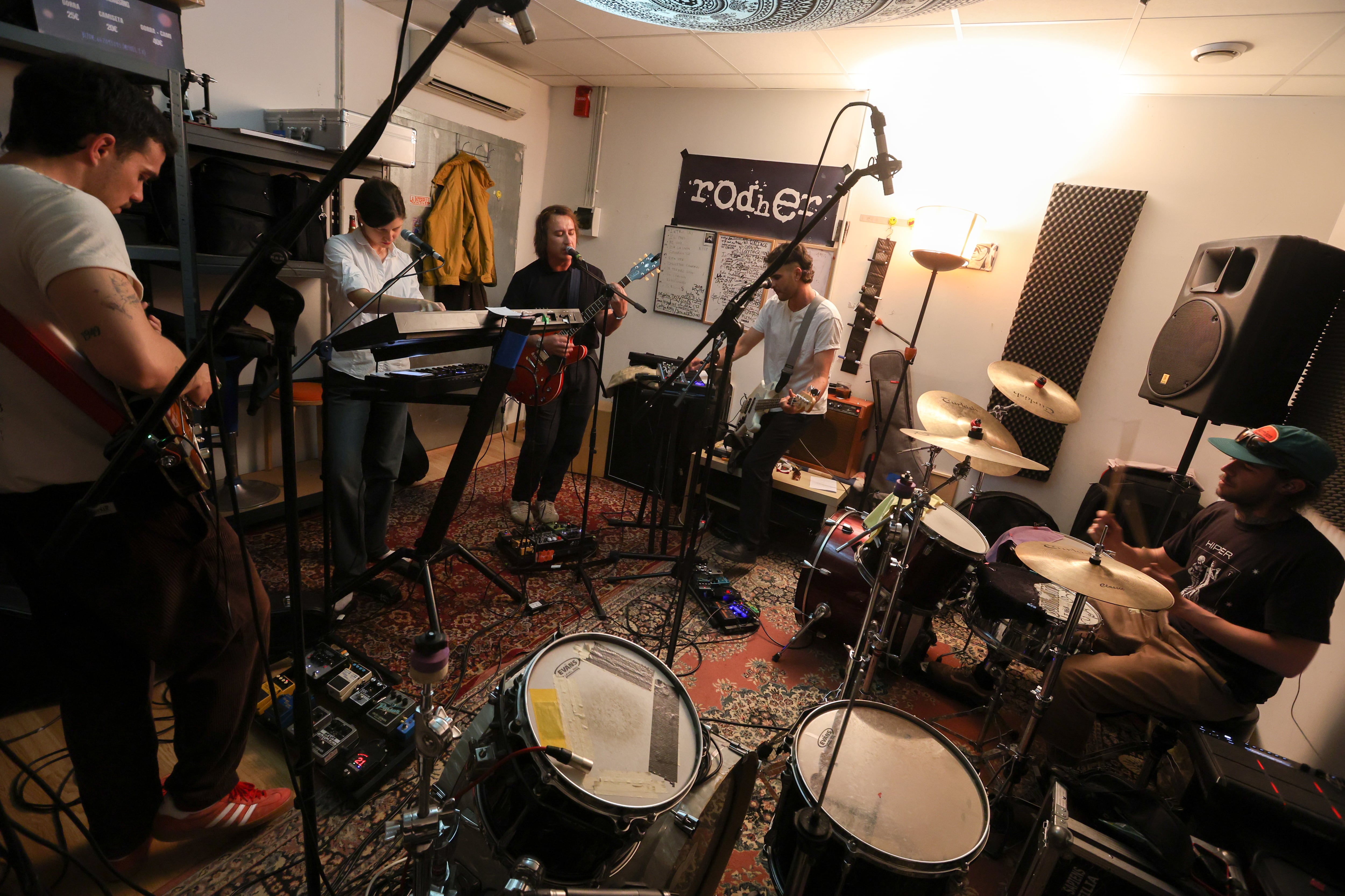 Los cinco miembros de Niña Polaca, ensayando en su local madrileño el pasado 9 de abril. 