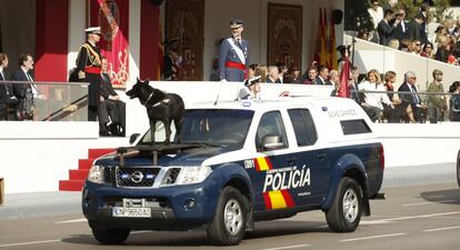 Un vehículo de guías caninos de la Policía Nacional participa en el desfile que presiden los Reyes en el Día de la Fiesta Nacional.