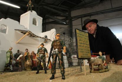 El actor y <i>showman</i> Leo Bassi posaba ayer junto a su pesebre con soldados armados, alambradas y asentamientos ilegales.