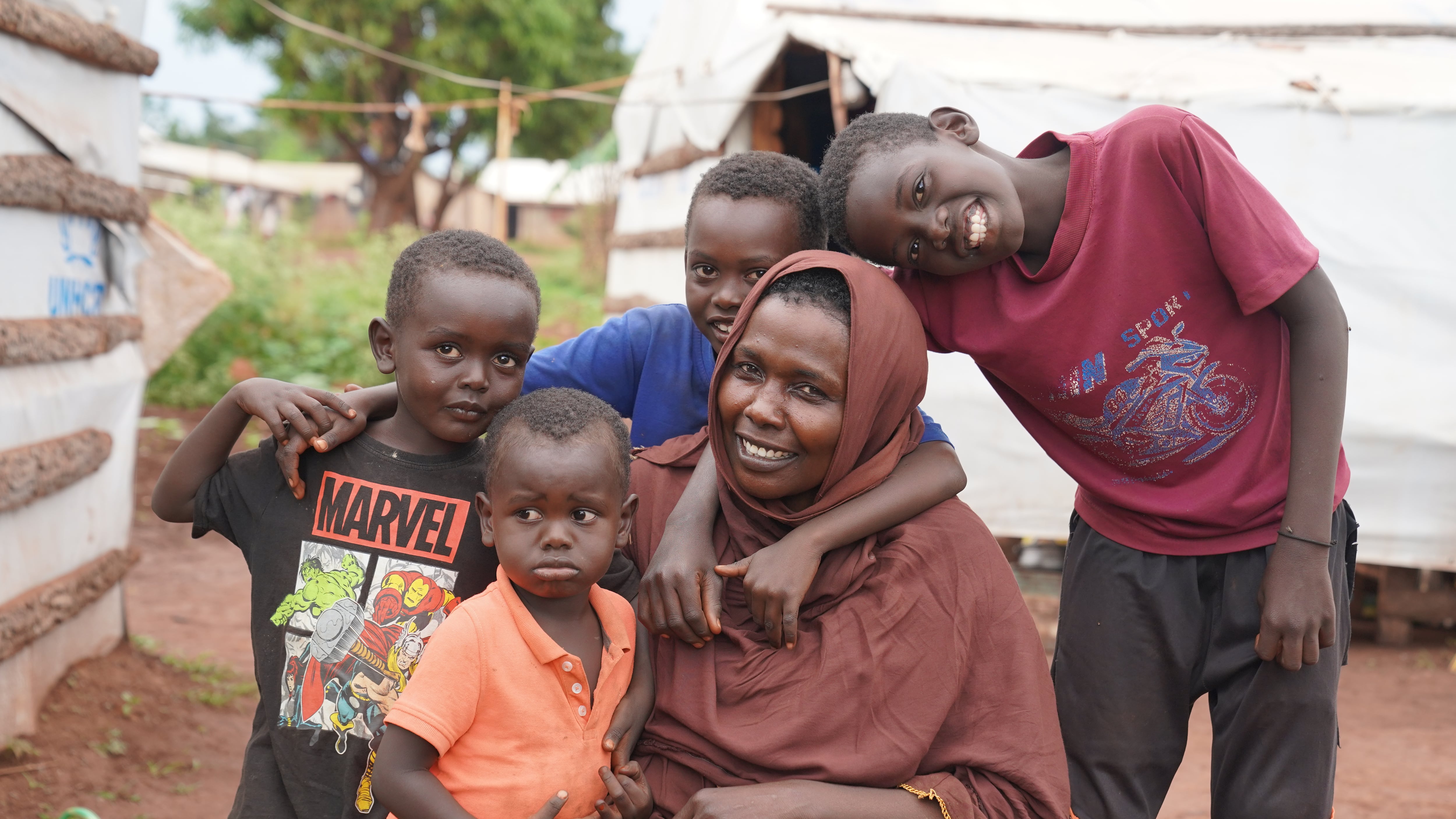 La refugiada sudanesa Nuralhuda Abdalaziz Abdalla, junto con cuatro de sus hijos, en el asentamiento de Kiryandongo, en Uganda. Ejercía de ingeniera agrónoma en Nyala, Darfur (Sudán) hasta que se vio obligada a abandonar su país.