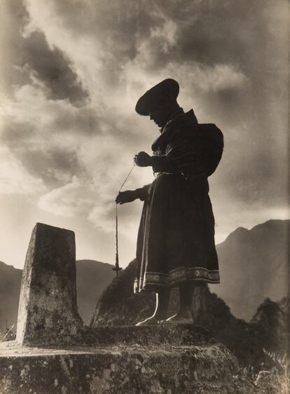 India hilando sobre el Intihuatana, Machu Picchu, ca. 1928. 