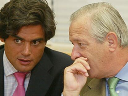 Ricardo Romero de Tejada conversa con el diputado regional del PP Juan José Güemes.