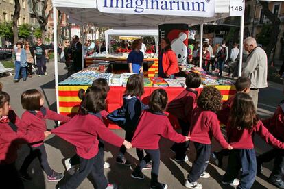 Escolars passegen per les parades de la Rambla de Tarragona.