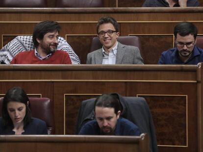 &Iacute;&ntilde;igo Errej&oacute;n, entre los diputados Rafael Mayoral y Alberto Garz&oacute;n, en el Congreso.