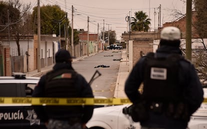 Peritos forenses realizan el levantamiento de varios cuerpos en el municipio de Fresnillo, Zacatecas, en 2022. 