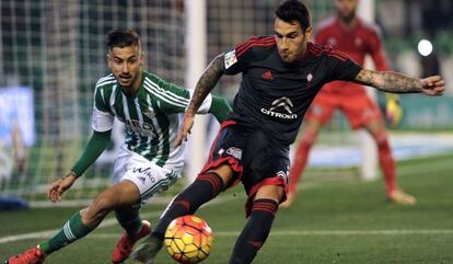 Hugo Mallo despeja el balón ante Vadillo.