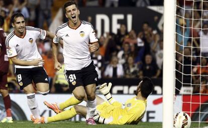 Gayà celebra un gol junto a Alcácer.
