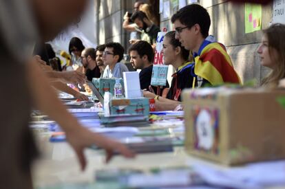 Estudiantes de la Universidad de Barcelona manifiestan su apoyo al 1-O haciendo huelga en la universidad.