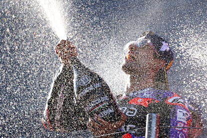 Jorge Martín celebra su primer Mundial de Moto GP en el circuito de Montmeló el 17 de noviembre.