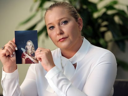 Virginia Giuffre sostiene una foto suya a la edad de 16 años, en la misma época en la que alega haber sufrido abusos del magnate Jeffrey Epstein.