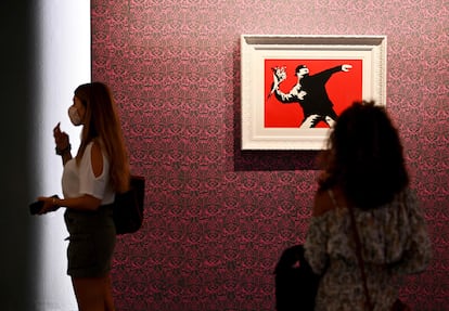 Reproducción de 'The Flower Thrower' en una muestra de Banksy celebrada en Roma el 10 de septiembre.