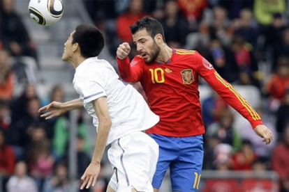 Cesc disputa un balón aéreo durante el partido de ayer frente a Corea.