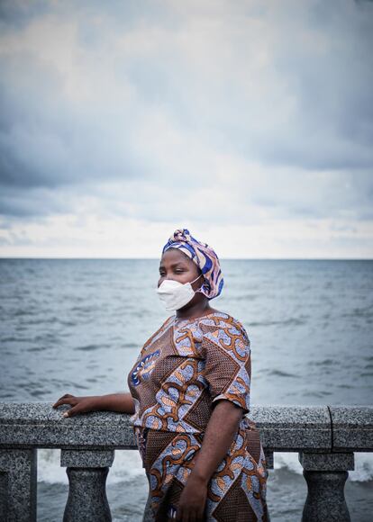 Pilar Bilogo, profesora y fundadora de un colegio para niños con sordera, en el paseo marítimo de Bata, la ciudad más poblada de Guinea Ecuatorial. Este país no ha firmado la Convención sobre los Derechos de las Personas con Discapacidad. Por otra parte, la vigente Ley General de Educación, aprobada en 2007, especifica una serie de artículos para brindar oportunidades educativas al colectivo de la población nacional afectado por alguna discapacidad, pero en la actualidad todos los centros educativos para sordos que hay en el país han sido creados por iniciativas particulares y no por la Administración.