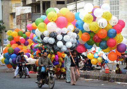 Vendedores de globos acuden a una mezquita en Karachi.