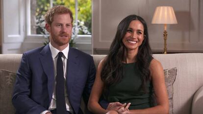 El menor de los hijos de Carlos de Inglaterra y Diana de Gales le pidió matrimonio a Markle en el curso de “una noche típica y estándar” para la pareja, en su casa del palacio de Kensington, mientras preparaban un pollo asado. “Fue una sorpresa maravillosa”, explicó Markle en la primera entrevista que ofrecían tras su compromiso.