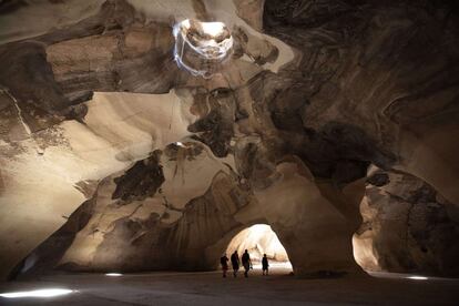 Turistas visitan las cuevas de Bell en el Parque Nacional Beit Guvrin-Maresha en el centro de Israel. La UNESCO las declaró Patrimonio de la Humanidad.