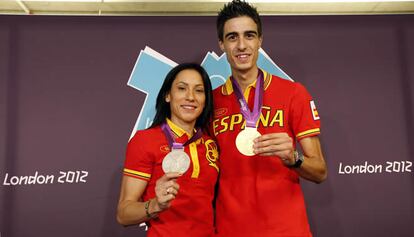 Joel González, oro en taekowondo, y Brigitte Yagüe, plata, posan con sus medallas