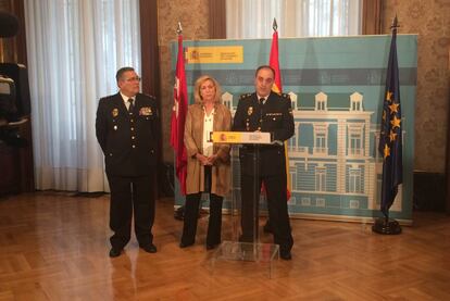 El inspector Sergio Gámez Hortal, a la derecha, junto a la delegada y al jefe superior de Policía de Madrid.