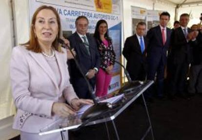 La ministra de Fomento, Ana Pastor (i), interviene en presencia del presidente de Canarias, Paulino Rivero (3d) y del ministro de Industria, José Manuel Soria (2d) ,tras la inauguración del tramo de la autovía GC-1 entre las localidades de Puerto Rico y Mogán.