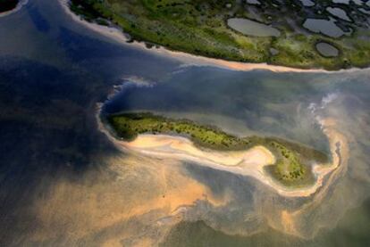 El vertido de crudo alcanza el arrecife de las islas Chandeleur, frente a la costa de Luisiana.