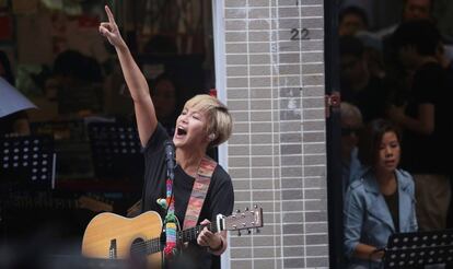 La cantante Denise Ho durante un concierto.