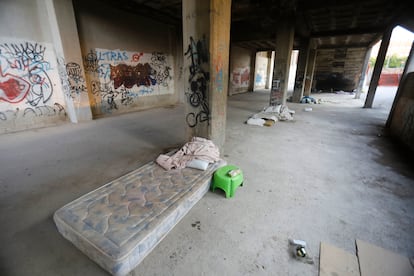 Personas sin techo duermen en los bajos de la llamada "grada del Mundial" del estadio José Rico Pérez, en Alicante.