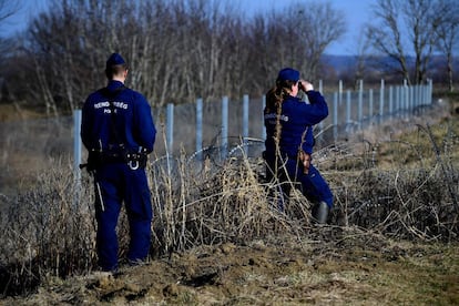 No segundo semestre de 2015, quando a crise migratória estava em seu auge, os países balcânicos por onde refugiados e imigrantes transitavam rumo ao norte da Europa e à Alemanha começaram, num efeito-dominó, a fechar suas fronteiras. Foi então que a Hungria, governada pelo nacionalista, xenófobo e eurófobo Víktor Orbán, tomou a decisão de construir uma cerca para se blindar dos que chegavam. Primeiro com a Sérvia, depois com a Croácia e, futuramente, também com a Romênia.