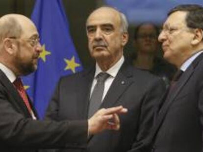 De izq a dcha: el presidente del Parlamento Europeo, Martin Schulz; el presidente del parlamento griego, Vangelis Meimarakis; y el presdiente de la Comisión Europea, José Manuel Durao Barroso durante una conferencia interparlamentaria sobre la gobernanza económica en el marco de la Unión Europea, celebrada en el Parlamento Europeo en Bruselas, Bélgica.