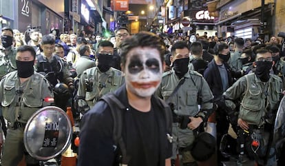 Un hombre, caracterizado como el Joker, durante las protestas de Hong Kong.