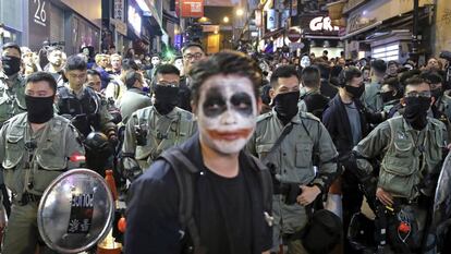 Un hombre, caracterizado como el Joker, durante las protestas de Hong Kong.
