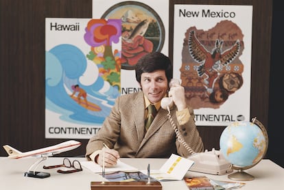 Agente de viajes habla por teléfono