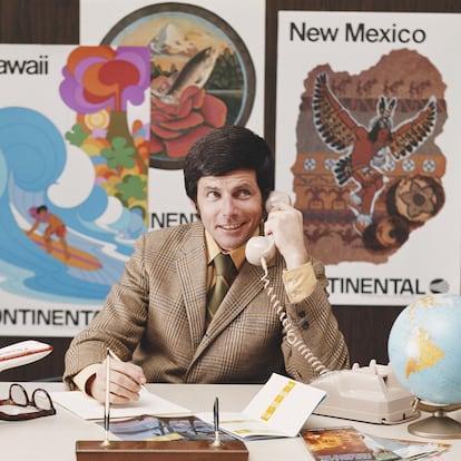 Agente de viajes habla por teléfono