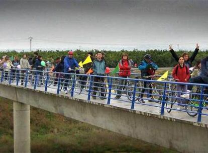 Decenas de bicimanifestantes, ayer, en la protesta contra la autovía proyectada en l&#39;Horta Nord.