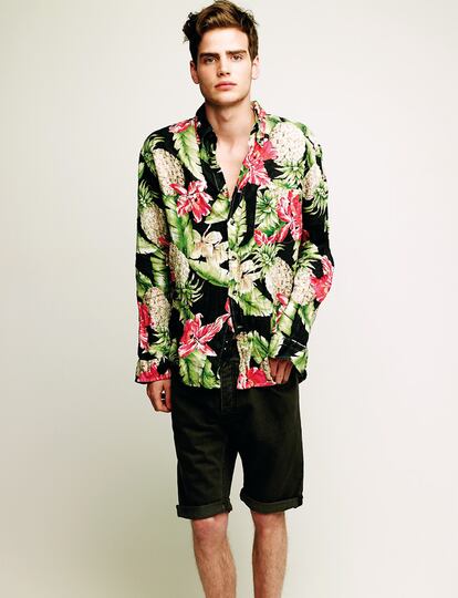 Una clásica camisa hawaiana reaviva cualquier tarde de verano. Pocos se atreven, pero el resultado es oxígeno puro. Mezclar con bermudas oscuras y gastadas, náuticos y gafas de espejo para no parecer un turista despistado. Camisa con bolsillos y un colorista hawaiano de Gant (145 euros). Su intesidad se equilibra con un pantalón corto vaquero en un sobrio gris oscuro.