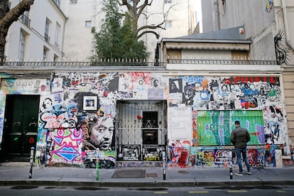 En 2021, en el 30 aniversario de la muerte de Serge Gainsbourg, la fachada de su casa en la Rue de Verneuil se llenó de pintadas y homenajes al músico.