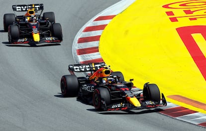 El auto de Checo Pérez por delante del de su compañero Verstappen, este domingo.