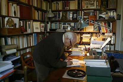 El poeta y ensayista francés Yves Bonnefoy, en su estudio parisiense.
