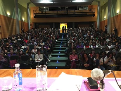 Asamblea de colectivos feministas en un centro municipal de Gijón, este sábado.