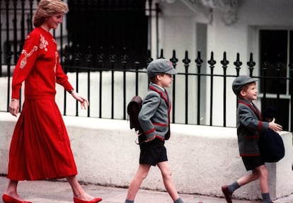 Diana se encarregou da educação de seus filhos. Foi ela quem os acompanhou no primeiro dia de aula na Wetherby School em Notting Hill, Londres, em 1989. Harry tinha então cinco anos e seu irmão mais velho, sete. O príncipe Charles não foi com eles.