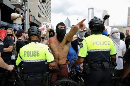 Em Atlanta foram registrados protestos que culminaram em atos violentos. Na imagem, uma multidão se reúne em frente à sede central da rede CNN em Atlanta.