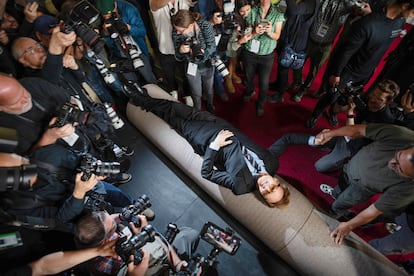 Conan O'Brien, sobre la alfombra roja de los Oscar de 2025, desplegada el miércoles 26 de febrero de 2025 en el Paseo de la Fama de Hollywood, en Los Ángeles, California.