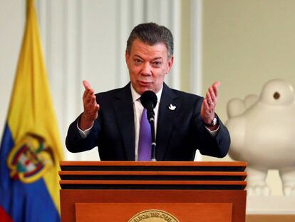 Santos agrade os aplausos depois do anúncio do Nobel da Paz.