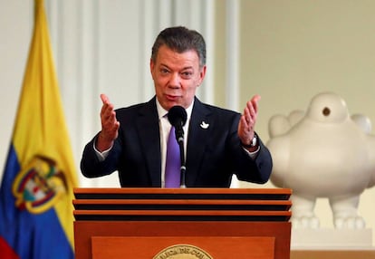 Santos saluda el aplauso recibido tras conocerse el Premio Nobel de la Paz.