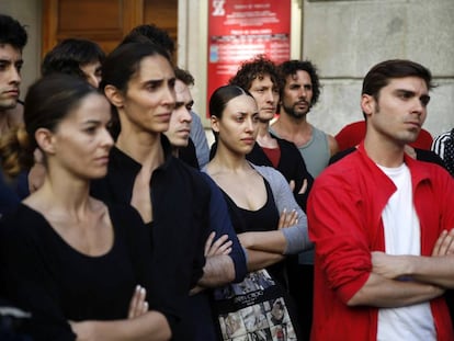 Los bailarines del Ballet Nacional de Espa&ntilde;a, ante el teatro de la Zarzuela, el 18 de junio.