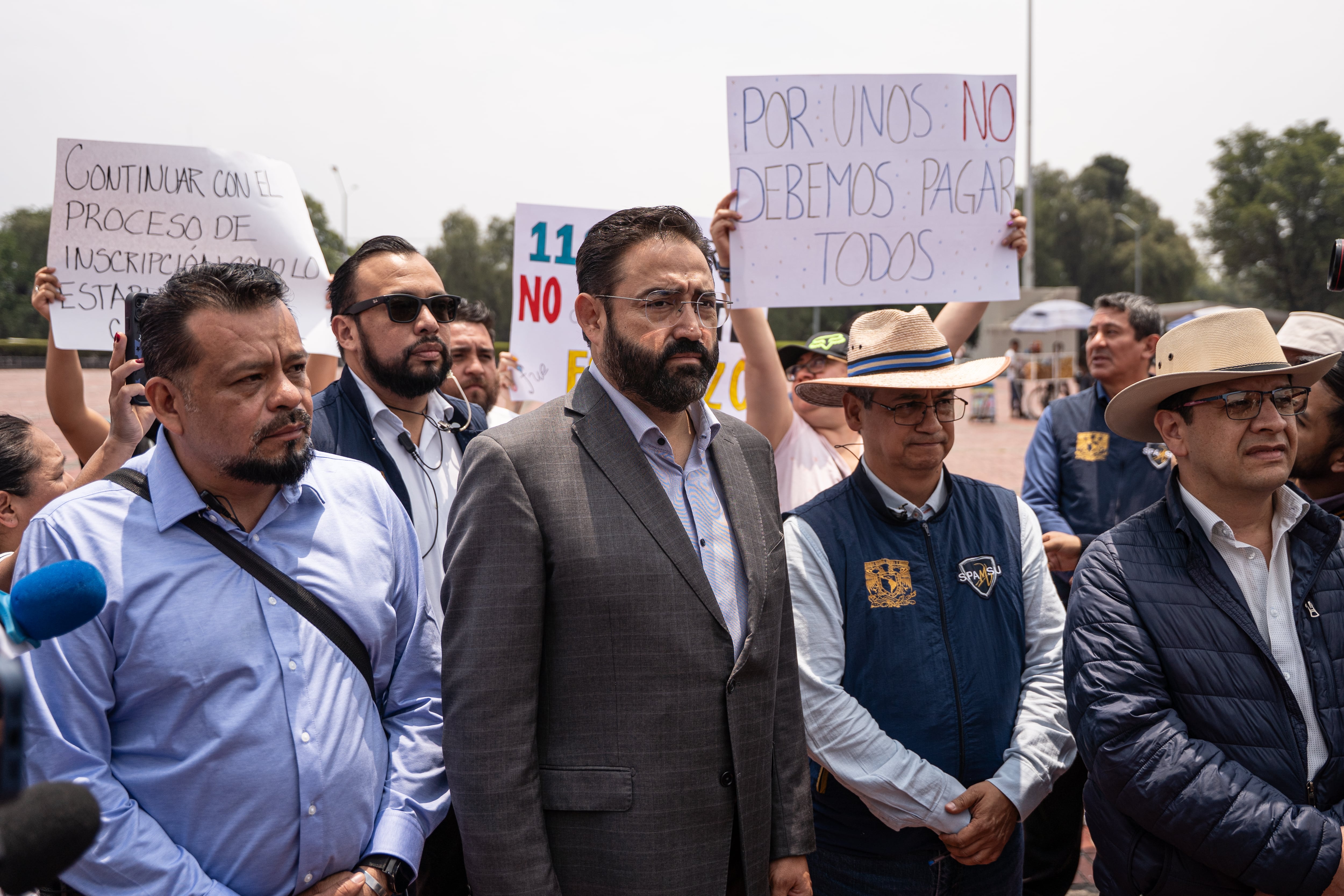 Jorge Ibarra, representante de Rectoría, dialoga y recibe el pliego petitorio de los aspirantes.