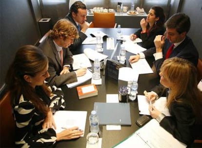 Un grupo de abogados del bufete Uría Menéndez trabaja en una de las salas de reunión de su sede en Madrid.
Luis de Carlos, socio de la firma